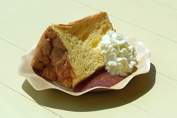 奥久慈たまごのシフォンケーキひたちなか市産イチゴソース添え
